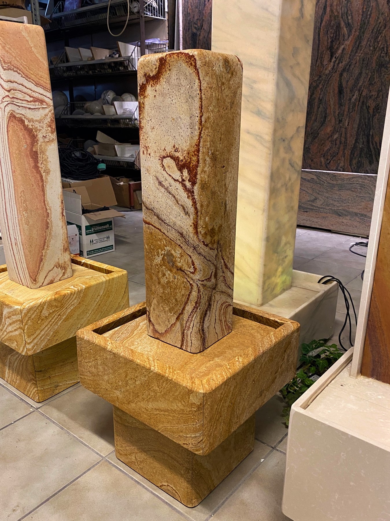 Stelenbrunnen mit Sockel Regenbogen Sandstein 91cm