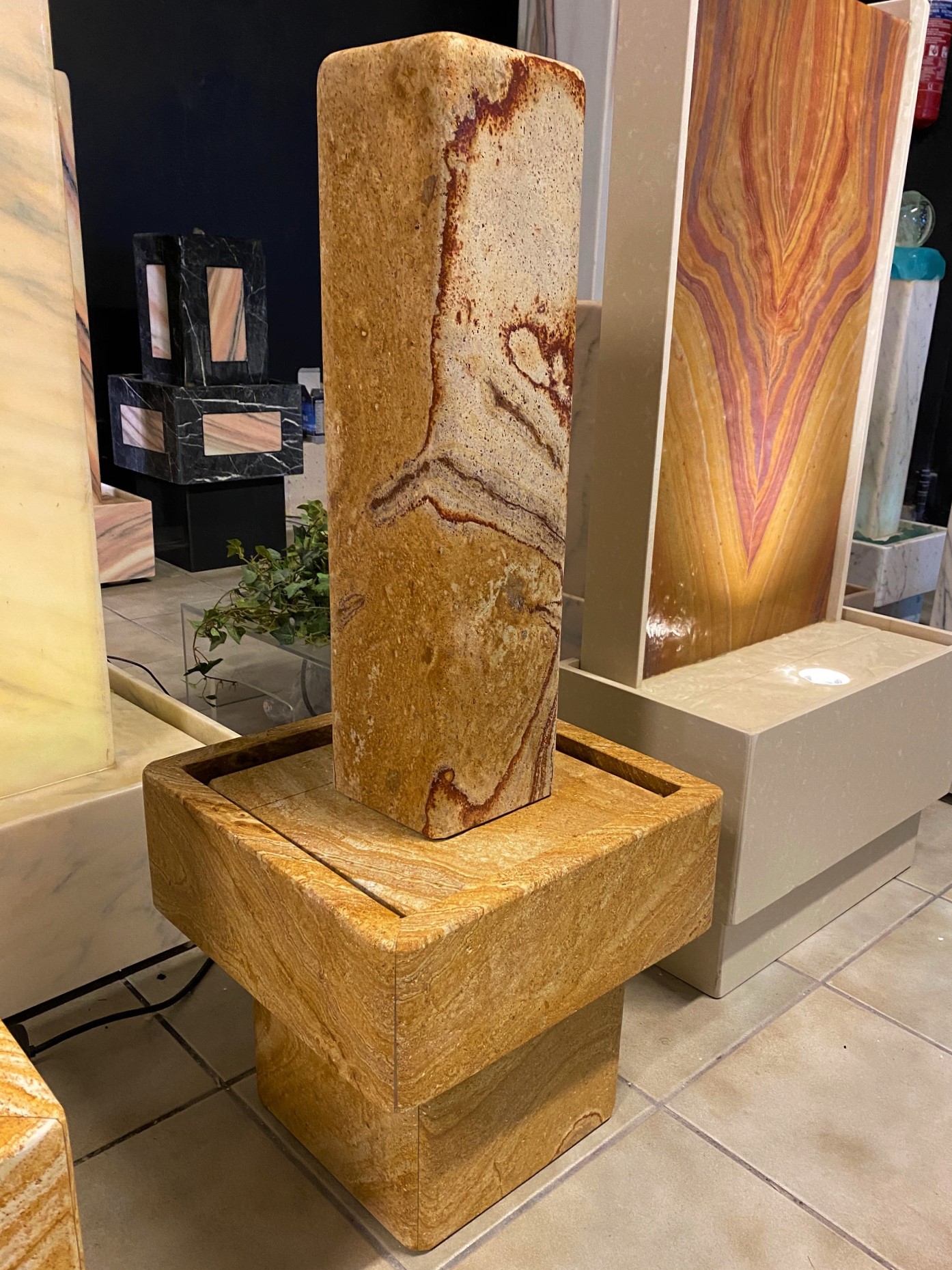 Stelenbrunnen mit Sockel Regenbogen Sandstein 91cm – Bild 2