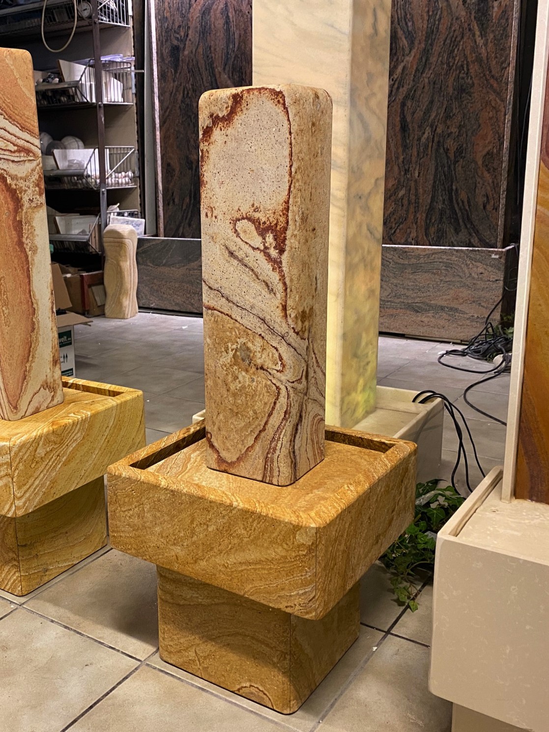 Stelenbrunnen mit Sockel Regenbogen Sandstein 91cm – Bild 3