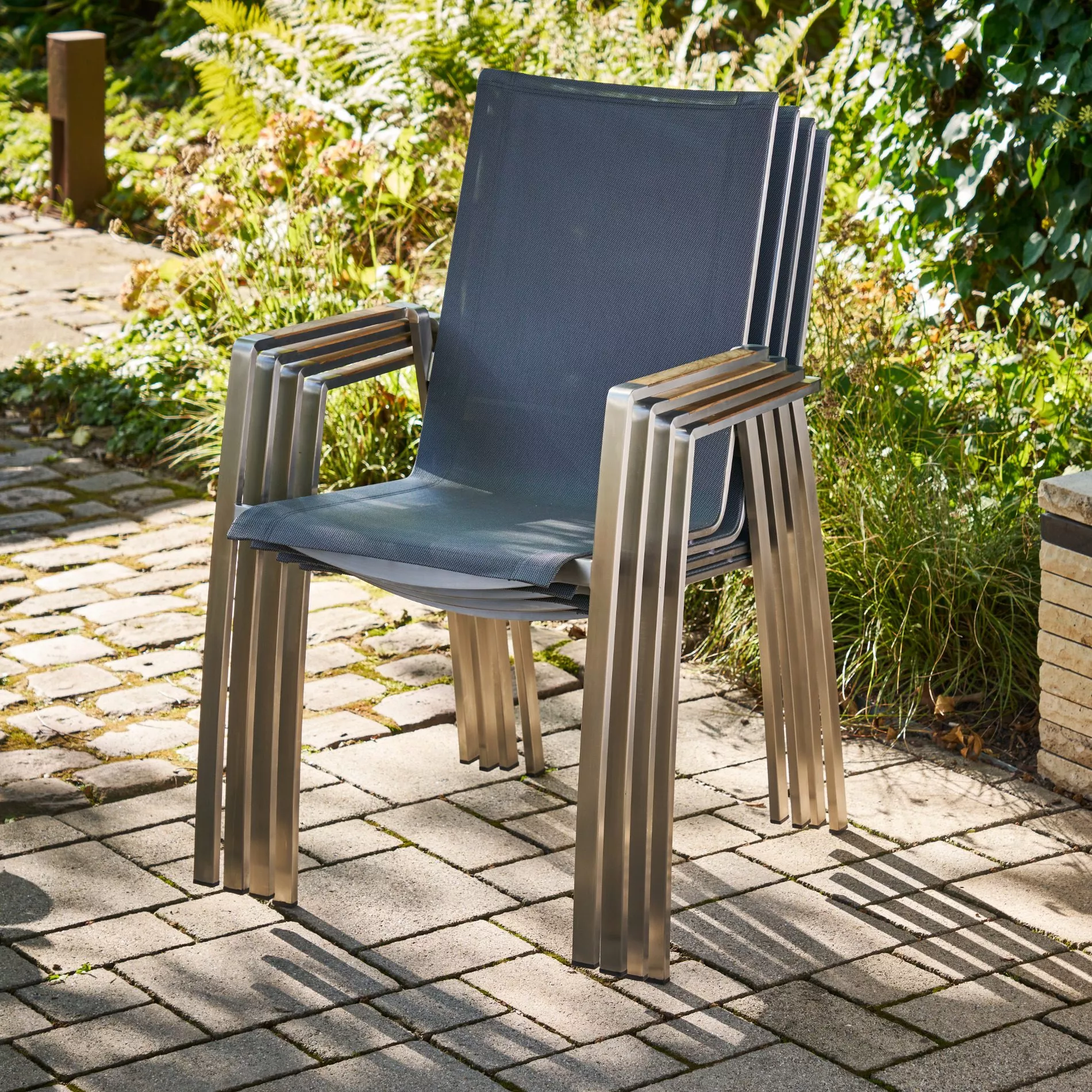 CASA DOMA Mineo/Varano Gartenmöbel-Set mit Stapelstuhl Sunproof® und Tisch Teak, 5-teilig – Bild 9